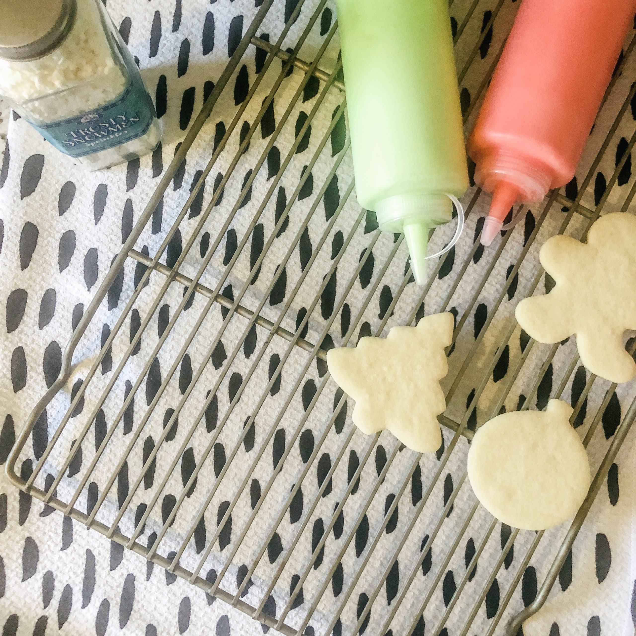 royal icing for sugar cookies in squeezable condiment bottles